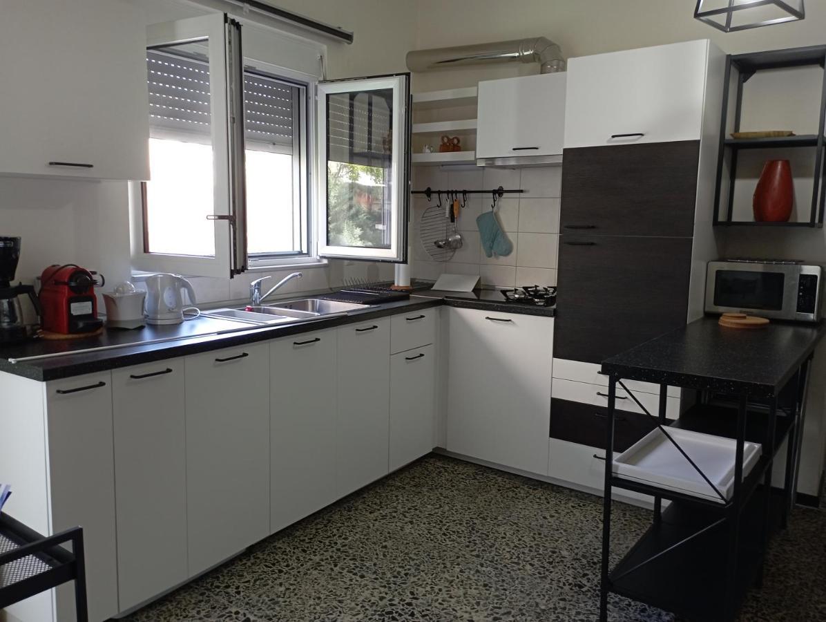 το διαμερισμα τησ μαιρησ Or Mary's Apartment
